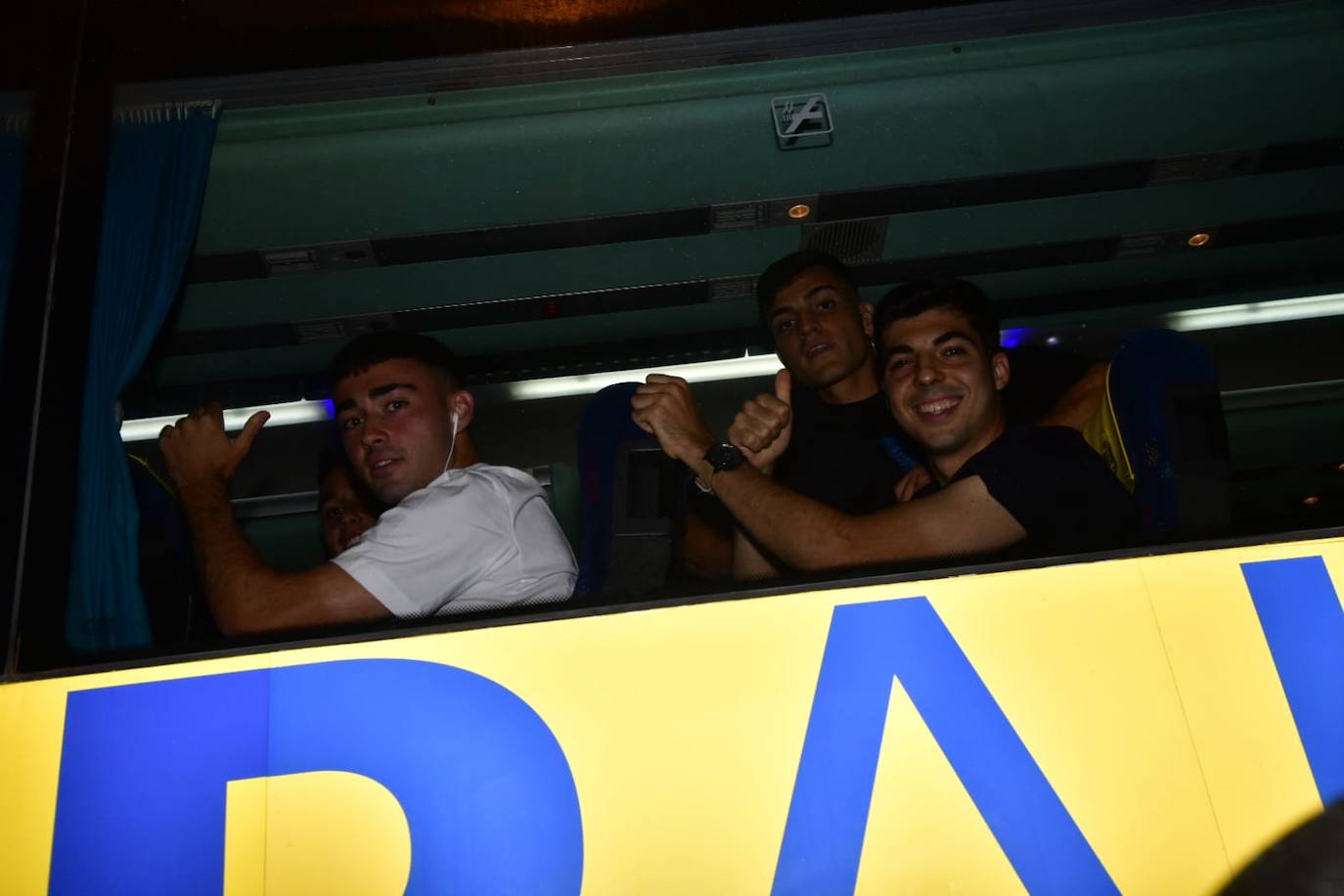Fotos: La afición recibe por todo lo alto a los jugadores de la UD en Fondos de Segura