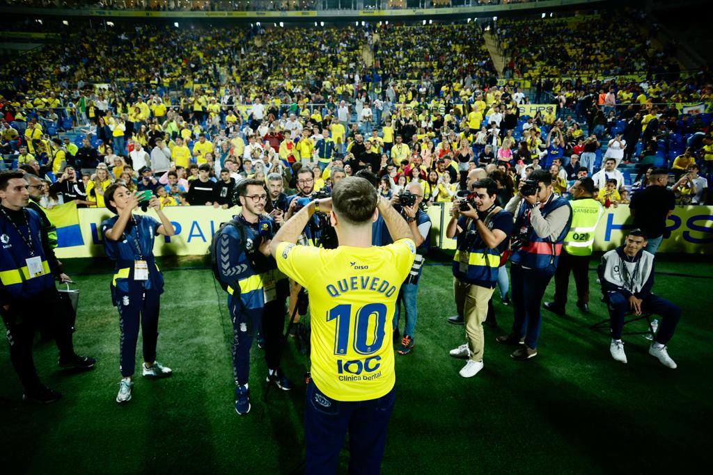 Fotos: Quevedo realiza el saque de honor en el derbi canario