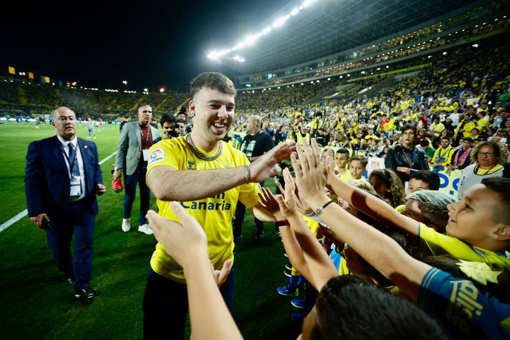 Fotos: Quevedo realiza el saque de honor en el derbi canario