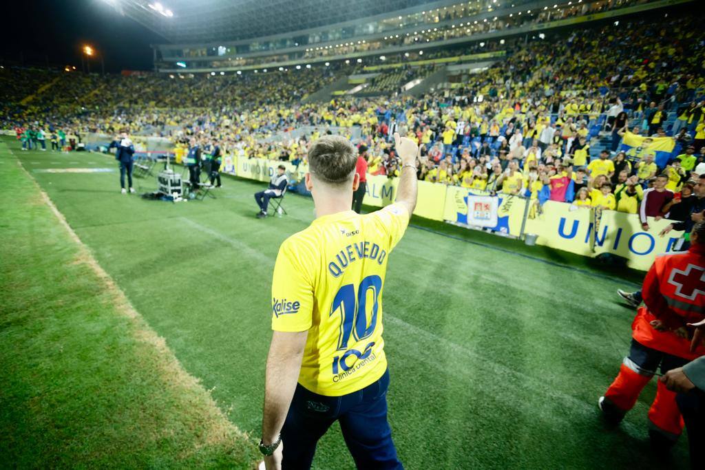 Fotos: Quevedo realiza el saque de honor en el derbi canario