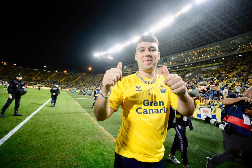 Fotos: Quevedo realiza el saque de honor en el derbi canario