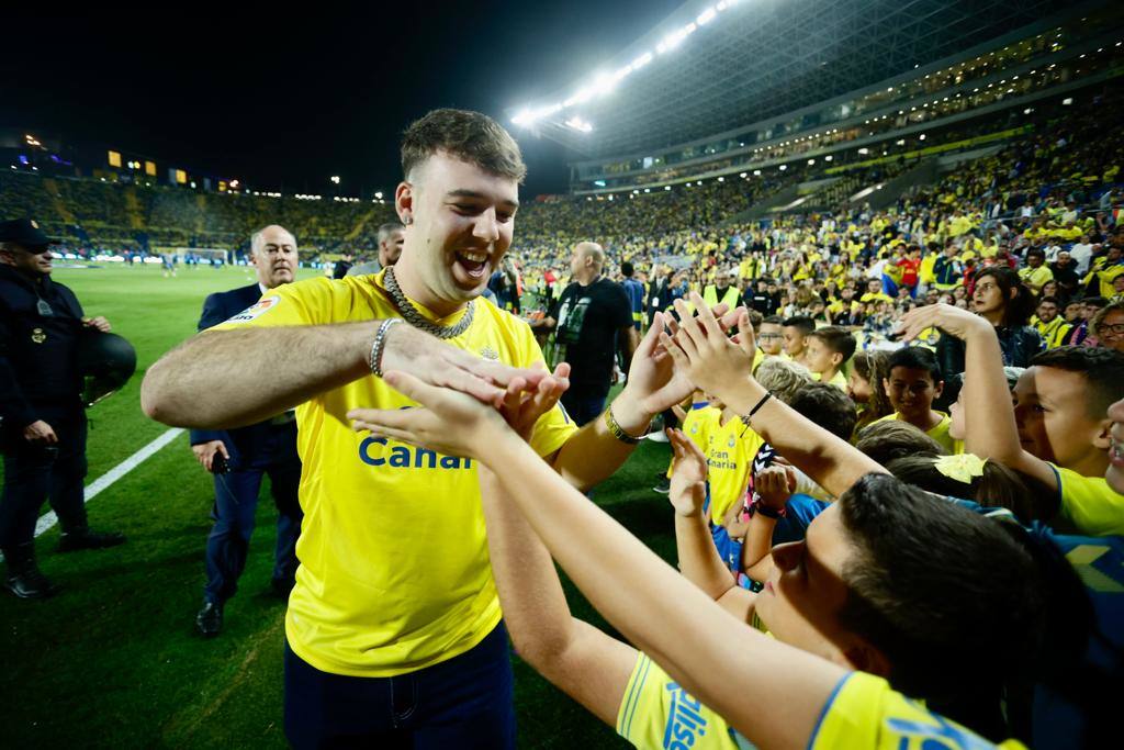Fotos: Quevedo realiza el saque de honor en el derbi canario