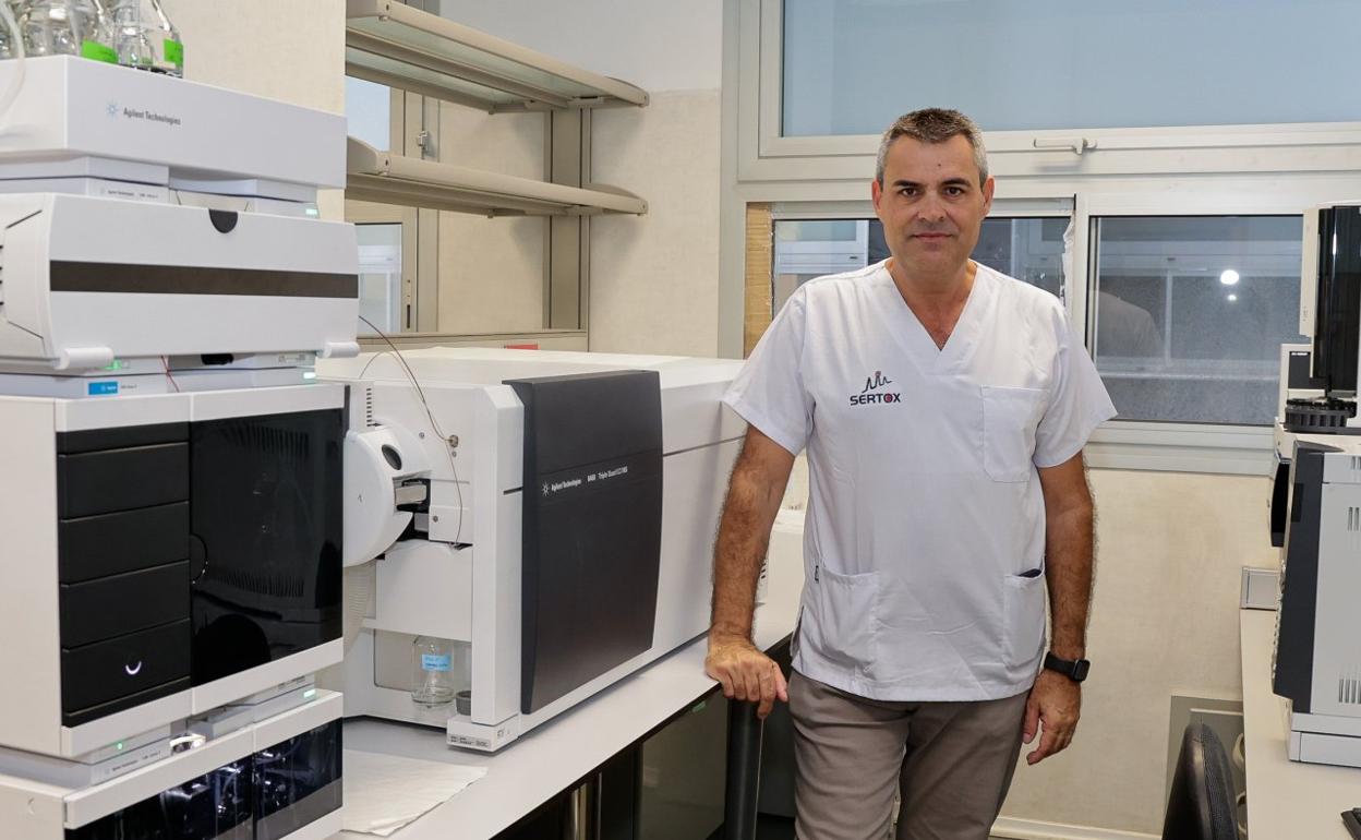 El profesor de la ULPGC Octavio Pérez en un laboratorio de la facultad de Ciencias de la Salud. 