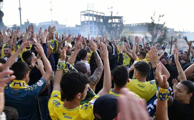 Jonathan Viera habla con los aficionados de la UD Las Palmas. 