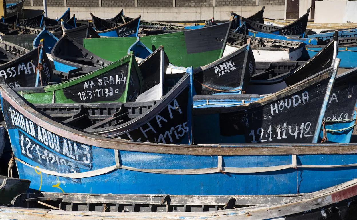 Pateras y cayucos apilados en el Puerto de Arinaga en una imagen de archivo. 