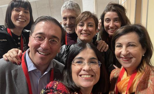 Los ministros Morant, Grande Marlaska, Isabel Rodríguez Pilar Llop, José Manuel Albares, Carolina Darias y Margarita Robles, posan para un selfie en la clausura de la Internacional Socialista. 