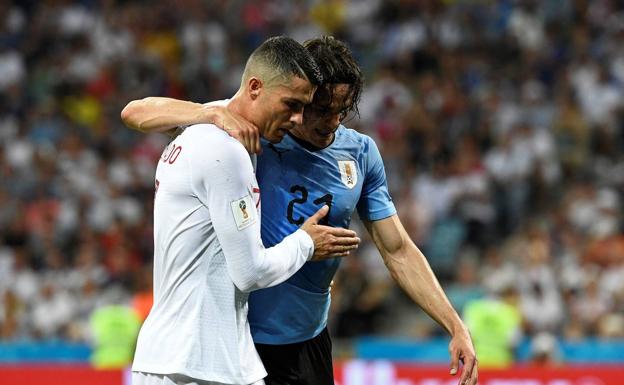 Cristiano y Cavani en el partido del Mundial de Rusia entre ambos conjuntos.