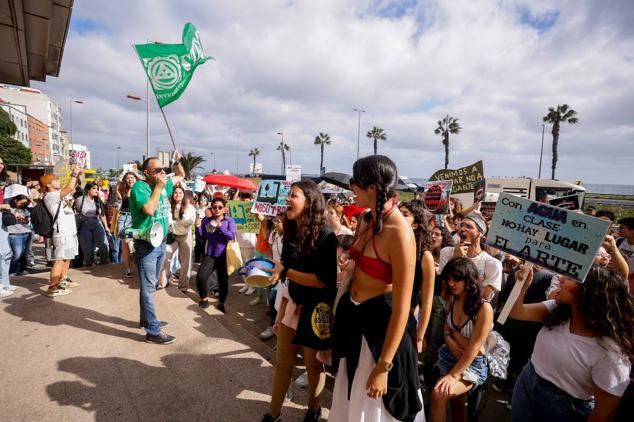 Fotos:Escuela de Arte y Superior de Diseño de Gran Canaria sale a la calle a protestar