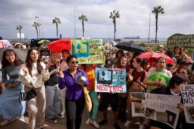 Fotos:Escuela de Arte y Superior de Diseño de Gran Canaria sale a la calle a protestar