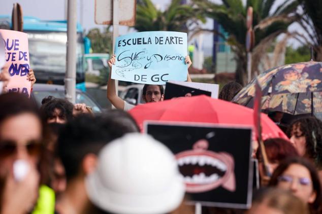 Fotos:Escuela de Arte y Superior de Diseño de Gran Canaria sale a la calle a protestar