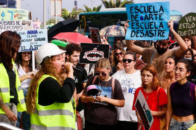 Fotos:Escuela de Arte y Superior de Diseño de Gran Canaria sale a la calle a protestar