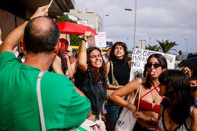 Fotos:Escuela de Arte y Superior de Diseño de Gran Canaria sale a la calle a protestar