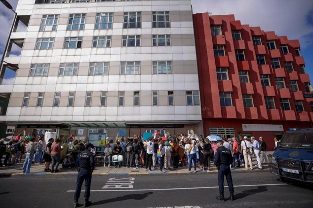 Fotos:Escuela de Arte y Superior de Diseño de Gran Canaria sale a la calle a protestar