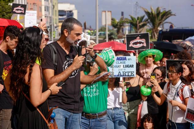 Fotos:Escuela de Arte y Superior de Diseño de Gran Canaria sale a la calle a protestar