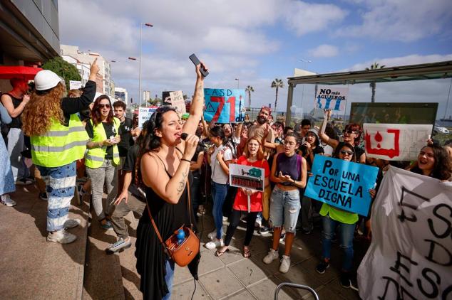 Fotos:Escuela de Arte y Superior de Diseño de Gran Canaria sale a la calle a protestar