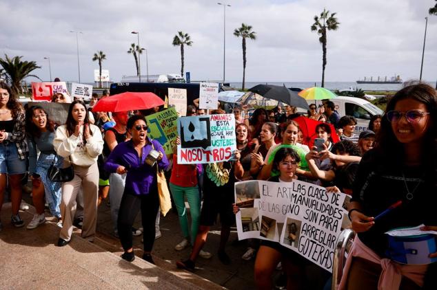 Fotos:Escuela de Arte y Superior de Diseño de Gran Canaria sale a la calle a protestar