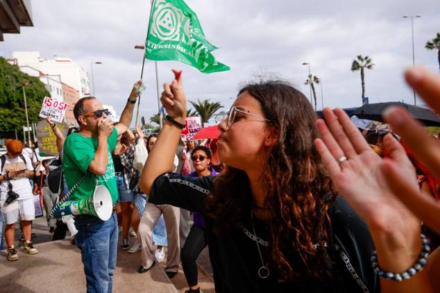 Fotos:Escuela de Arte y Superior de Diseño de Gran Canaria sale a la calle a protestar