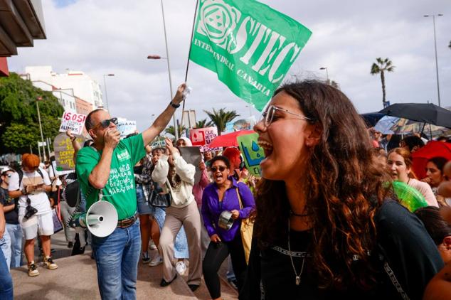 Fotos:Escuela de Arte y Superior de Diseño de Gran Canaria sale a la calle a protestar