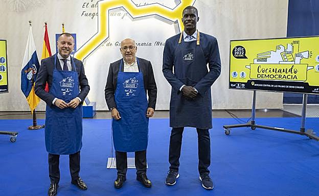 Teodoro Sosa, Antonio Morales y Sithapa Savané, de izquierda a derecha, en la presentación del evento. 