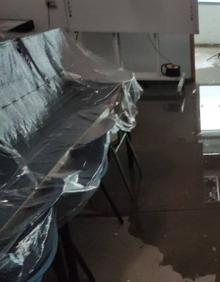 Imagen secundaria 2 - Imágenes de aulas afectadas por la lluvia. 