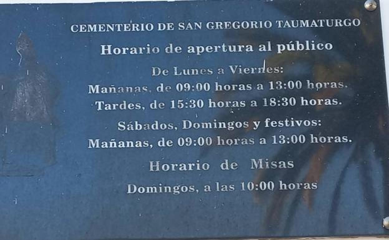 A pesar de que en la placa de apertura al público no aparezca, el cementerio abre las tardes de fines de semana y festivos cuando hay entierros. 