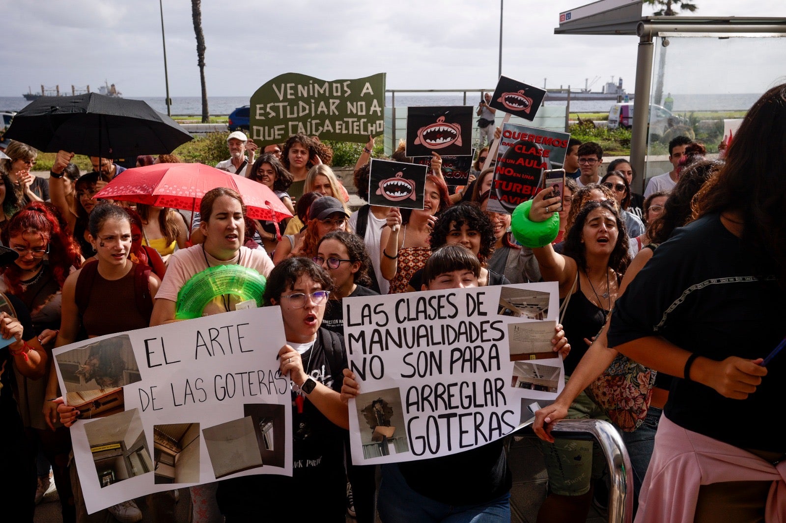 Imagen secundaria 1 - Durante la manifestación, este lunes. 
