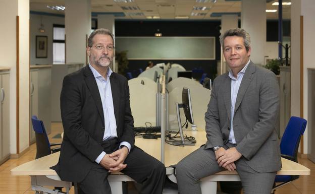 Juan Flores, director territorial de Telefónica España en Canarias, y Eduardo Prieto, director de IT de HiperDino. 