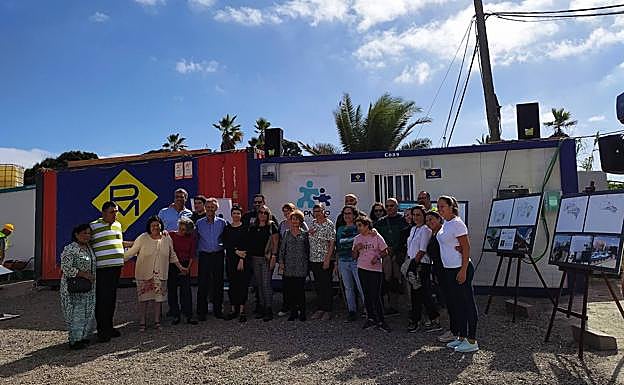 Familias y usuarios asistieron a la colocación de la primera piedra.