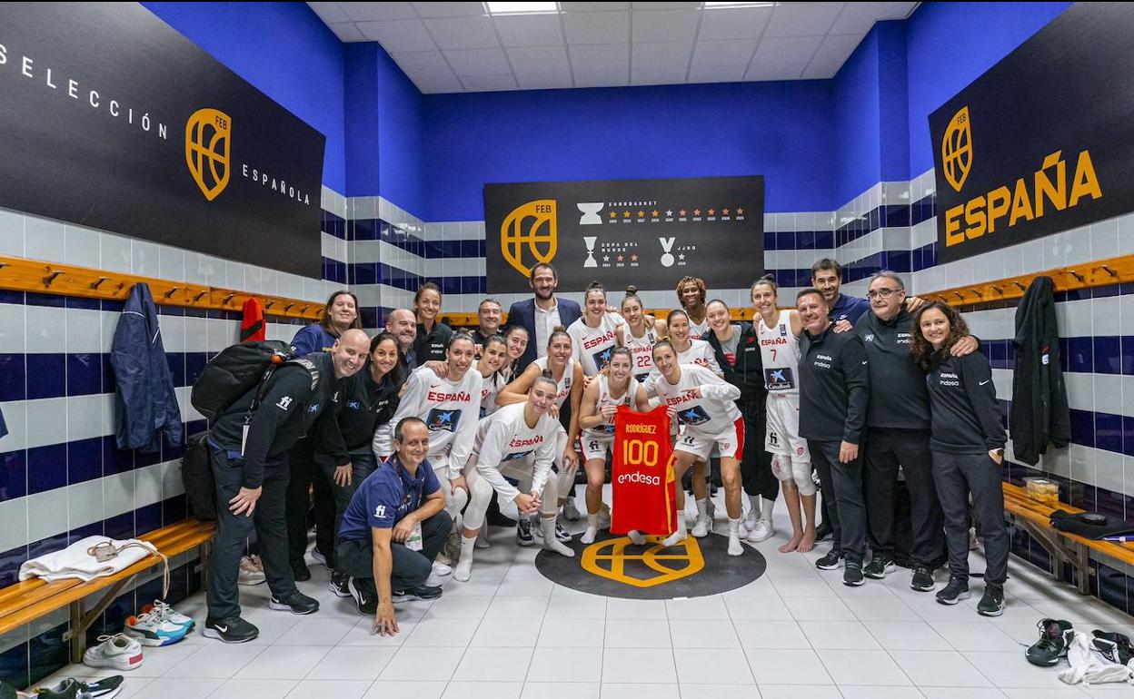 El equipo nacional agasaja a Leonor Rodríguez por su efeméride. 