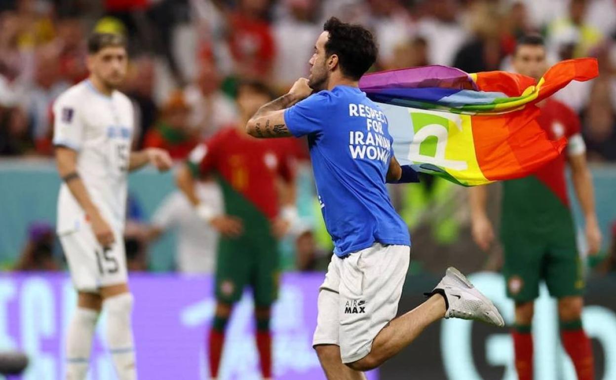 Mundial Qatar 2022 | Un espontáneo salta al campo con una bandera arcoiris durante el Portugal-Uruguay