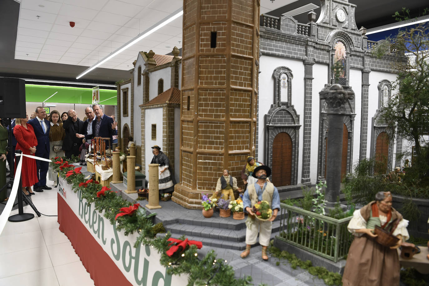 Fotos: HiperDino presenta su Belén, que este año cuenta con 200 piezas