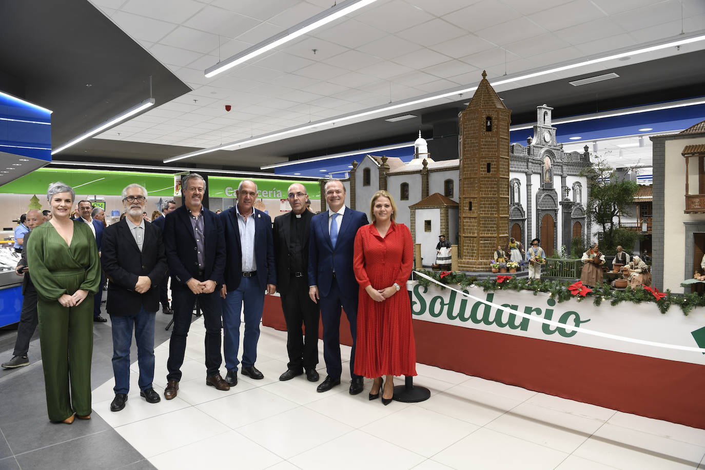 Fotos: HiperDino presenta su Belén, que este año cuenta con 200 piezas