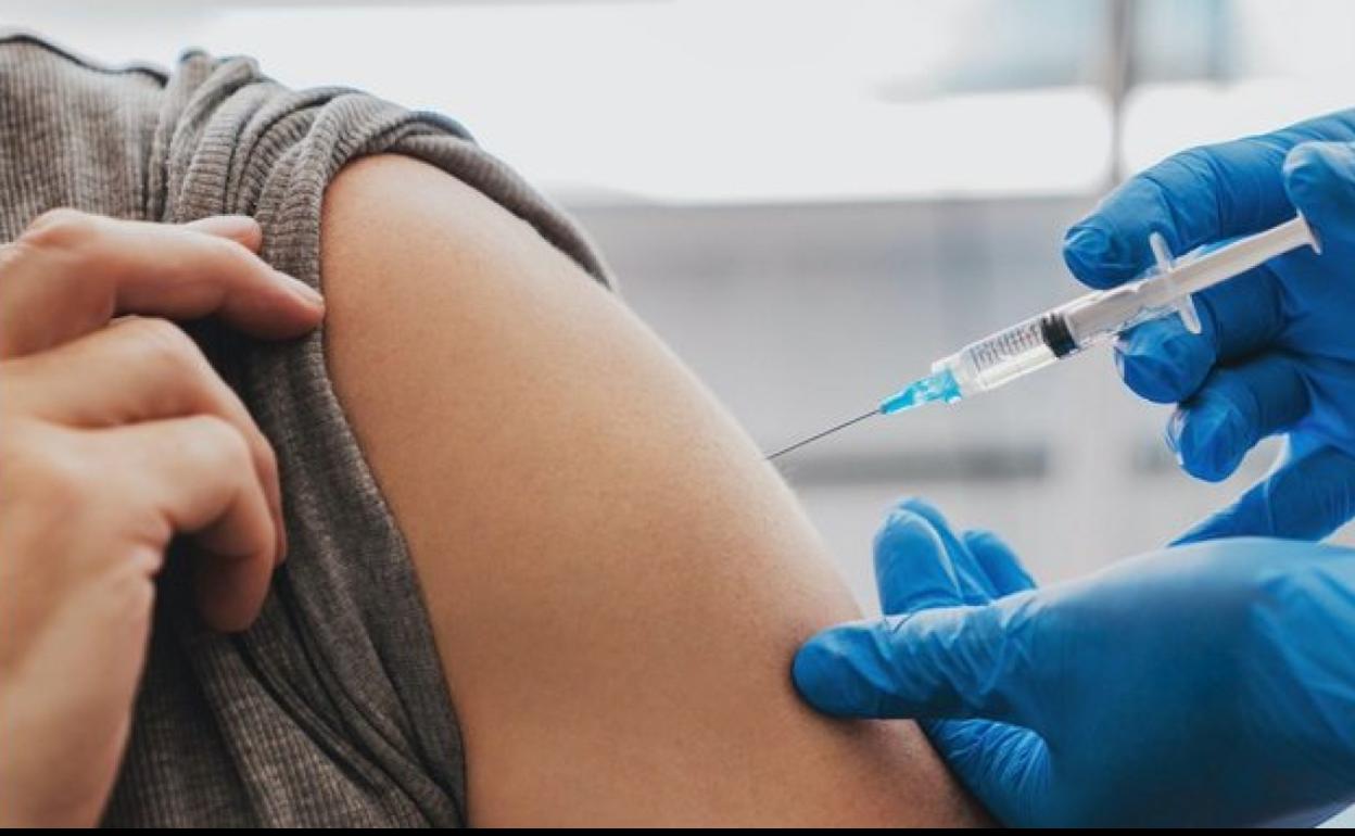 Canarias administra más 165.300 dosis de nuevas vacunas contra covid-19