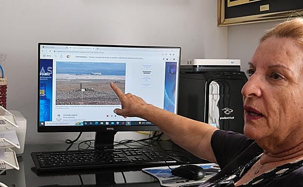 Irene, con una foto en el ordenador del suelo donde se proyecta levantar la Ciudad del Cine. 