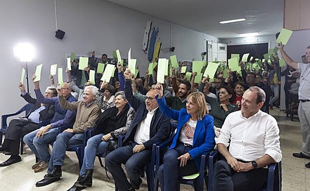 Imagen principal - Diversos momentos de la asamblea del colectivo. 