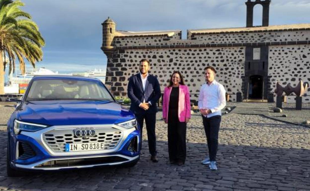 La presidenta María Dolores Corujo, con Benedikt Still, de Audi; y Néstor Rodríguez, de Domingo Alonso. 