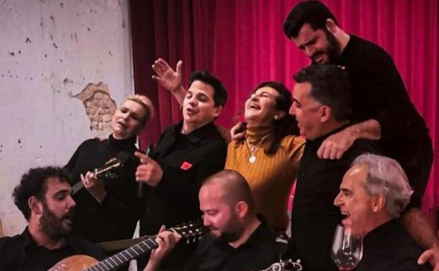 Imagen de la soprano vasca (izq.) con los tres componentes del trío canario 'Malvasía Sound', el tenor conejero Pancho Corujo y algunos amigos en una parranda improvisada en la que Arteta cogió el timple. 