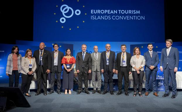 Foto de familia de los representantes de todas las islas turísticas europeas junto a Torres y Castilla. 
