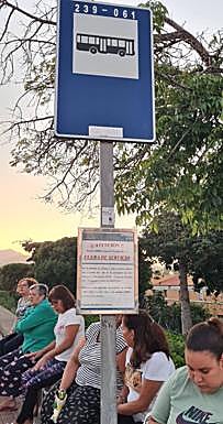 Vecinas junto a una de las paradas eliminadas. 