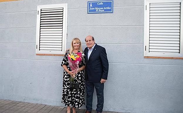 Inmaculada Zerpa y Juan Moreno, bajo la placa con el nombre de la calle. 