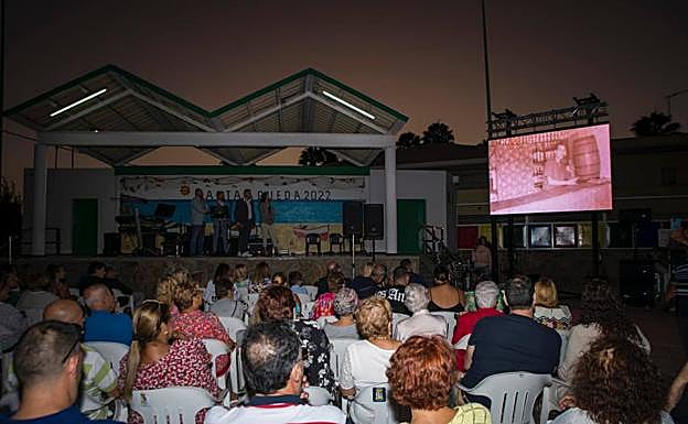 Un momento de la fiesta que la familia organizó para conmemorar con el pueblo los 70 años del bar. 