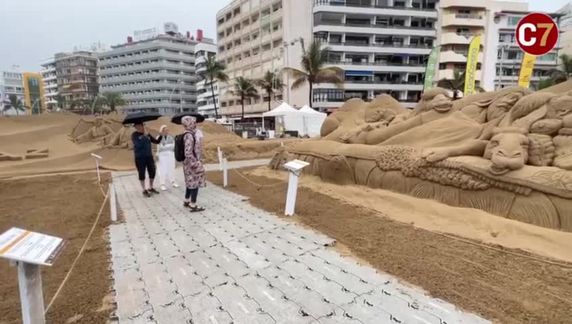 El belén de arena de Las Canteras resiste a la lluvia