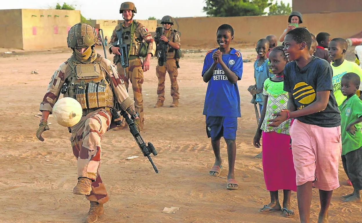 Un soldado francés juega con unos niños en un pueblo de Mali, antes de que la misión gala en el Sahel abandonase la región a principios de año.