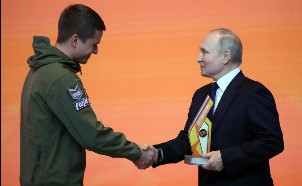 Putin entrega un galardón a uno de los voluntarios de los premios 'We are together', en la sala de exposiciones Manezh de Moscú.