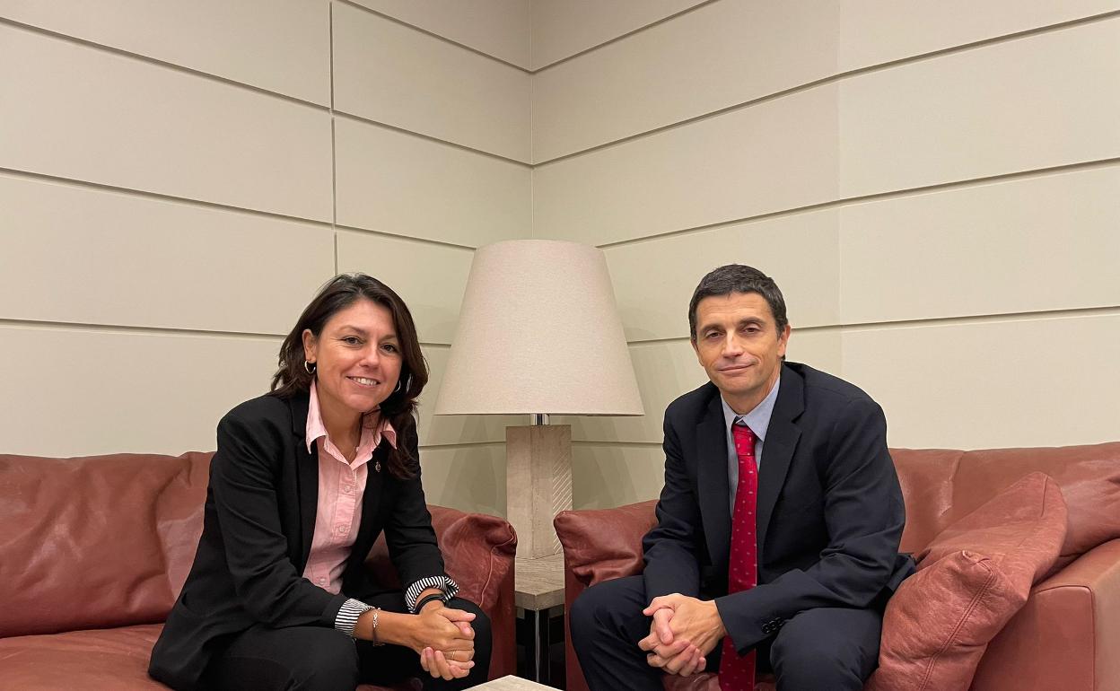 Senadora en reunión en Madrid. 