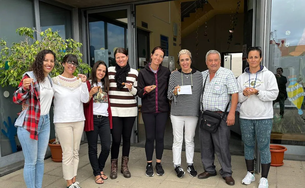 Imagen de José Suárez con las representantes de los diferentes centros educativos beneficiados de su doonación. 