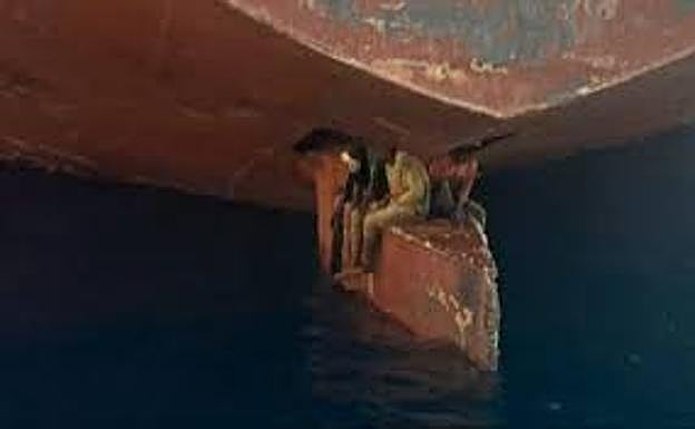 Los tres africanos, en el timón del petrolero.