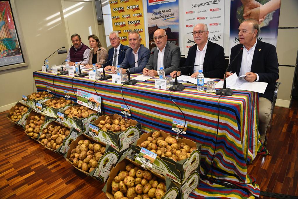 Imagen principal - Imágenes de la rueda de prensa celebrada en Mercalaspalmas. 