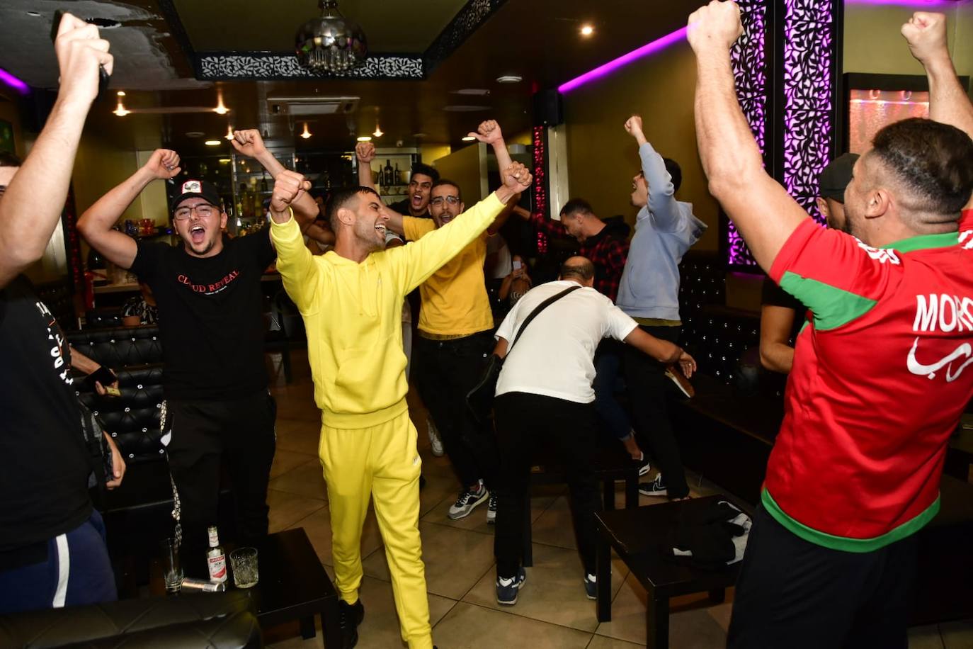 Fotos: Aficionados de Marruecos ven el partido en Vecindario