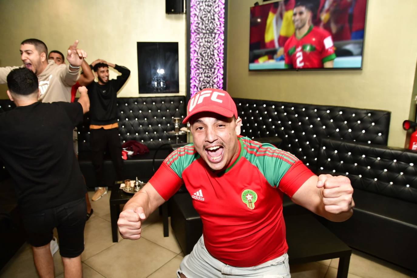 Fotos: Aficionados de Marruecos ven el partido en Vecindario